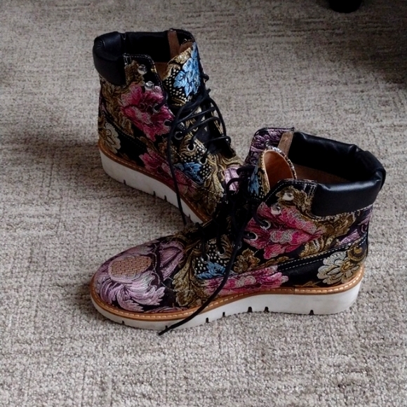 Shelly's London Boots - Picture 4 of 6